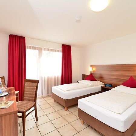 Hotel Am Buchwald Эсслинген Экстерьер фото