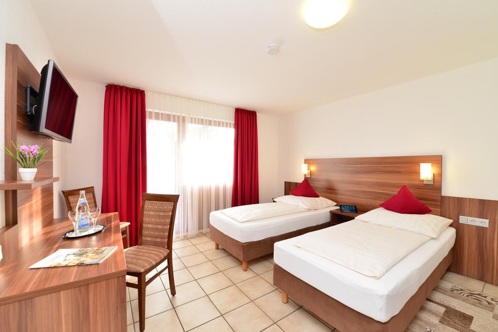 Hotel Am Buchwald Эсслинген Экстерьер фото